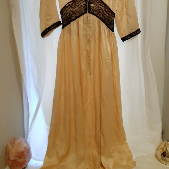 1930s Antique Silk and Lace Smoking Gown - Picture 4 of 6
